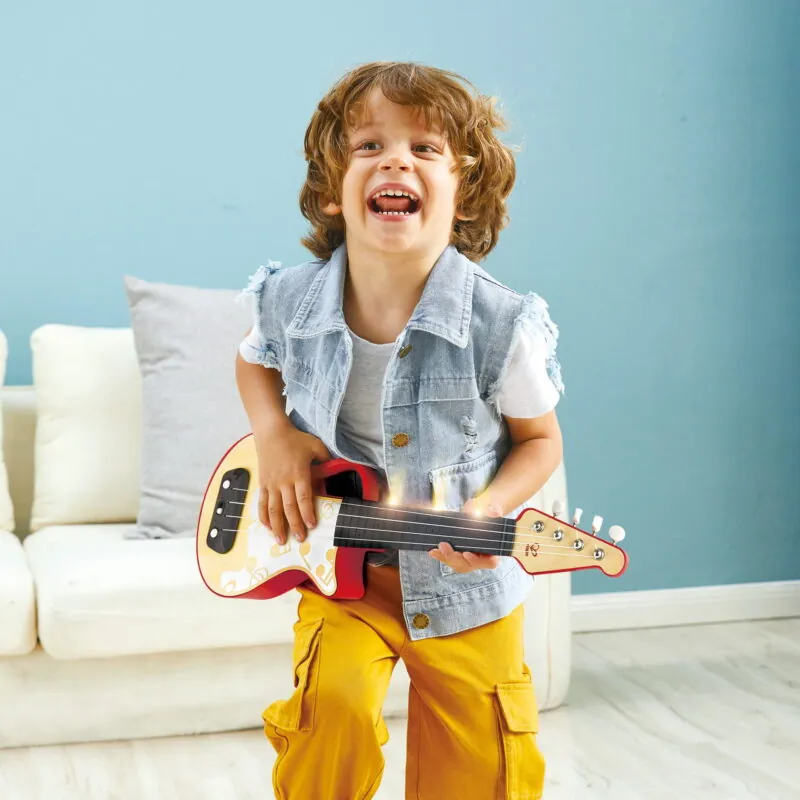 Aceasta jucarie il va invata pe micul tau muzician sa cante la instrumentul ukulele in cel mai scurt timp! Instrumentul ukulele reglabil vine cu autocolante pentru note codate in culori si o carte de muzica pentru a ajuta la invatare.