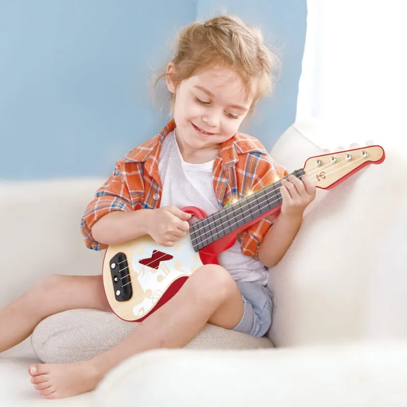 Copiii pot urmari luminile pentru a canta incet o melodie si a stapani 6 melodii diferite in modul de invatare. Cand micile tale vedete rock isi dezvolta increderea