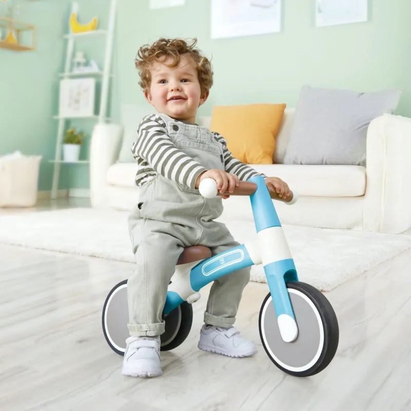 A invata sa mergi pentru prima data este mai distractiv si mai putin infricosator pentru copilul tau cu Prima bicicleta de echilibru de la Hape. Necesita mai putin timp si nu este nevoie de unelte pentru asamblare