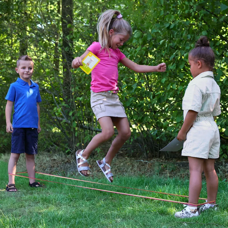 rasuciti si calcati! Elastic Rope Animals incurajeaza copiii sa coopereze si sa se joace impreuna in aer liber.