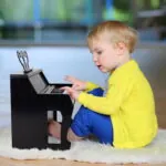 puteti sa va selectati propriul instrument si sa cantati impreuna cu una dintre cele sase melodii stilizate si opt batai de tobe cu tempouri reglabile.