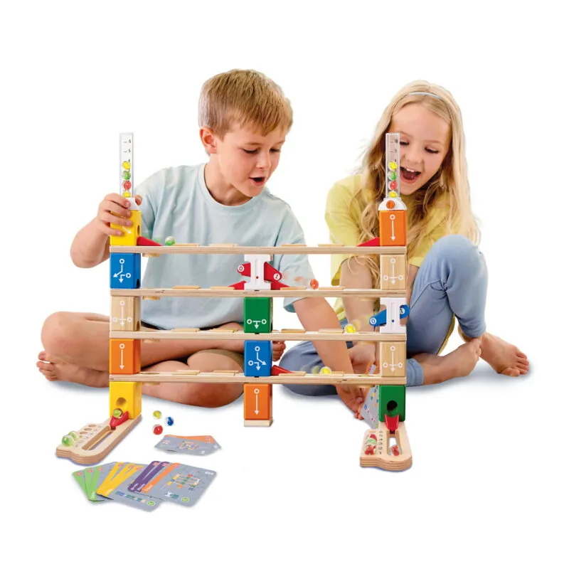 Turn din lemn cu trasee si bile Quadrilla pentru copii (125 piese). Copilului ii va placea sa construiasca turnuri inalte si cai rapide cu aceasta jucarie. Vine cu 30 de carti de provocare