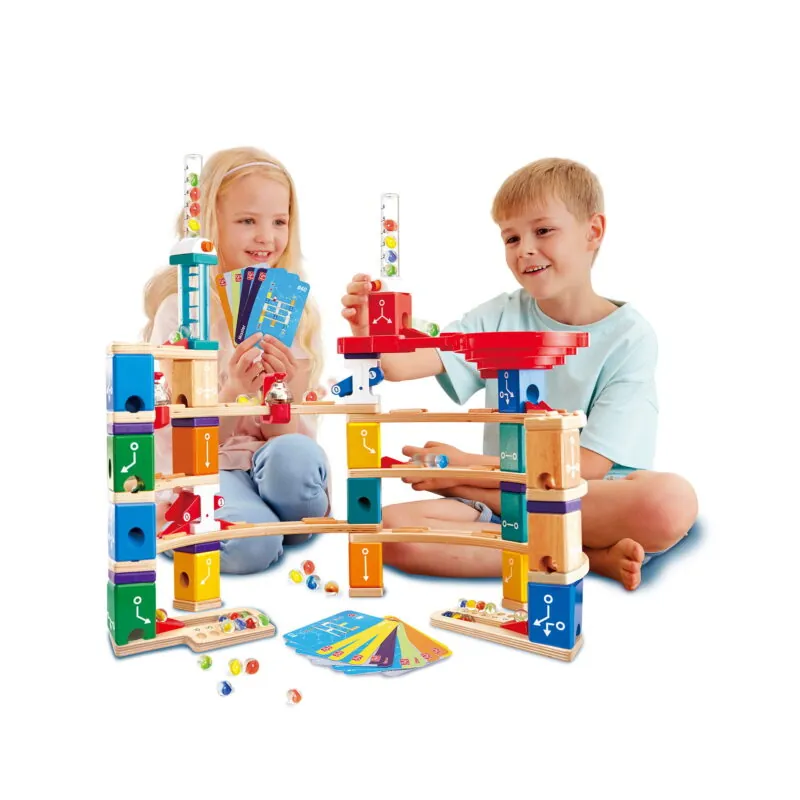 Copilului ii va placea sa construiasca turnuri inalte si piste intortocheate cu aceasta jucarie de marmura. Vine cu 50 de carti de provocare