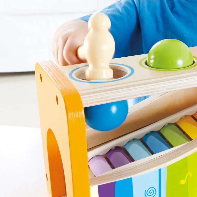 Acest xilofon pentru copii poate fi cantat in mai multe moduri. Copiii pot alege cu jucaria de lemn cu ciocan daca vor sa loveasca bilele de lemn si acestea sa fie cele care „canta” la xilofon sau daca vor direct sa isi dezvolte pasiunea muzicala cantand la xilofon.