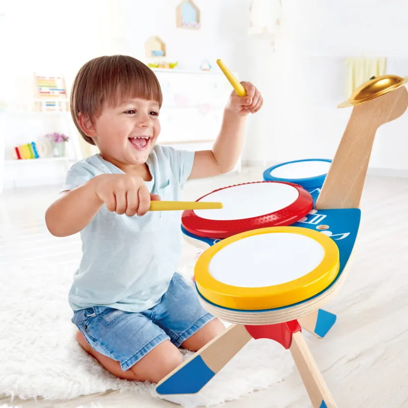 Acest instrument de percutie include doua betisoare care ii permit copilului sa se simta ca un adevarat baterist.
