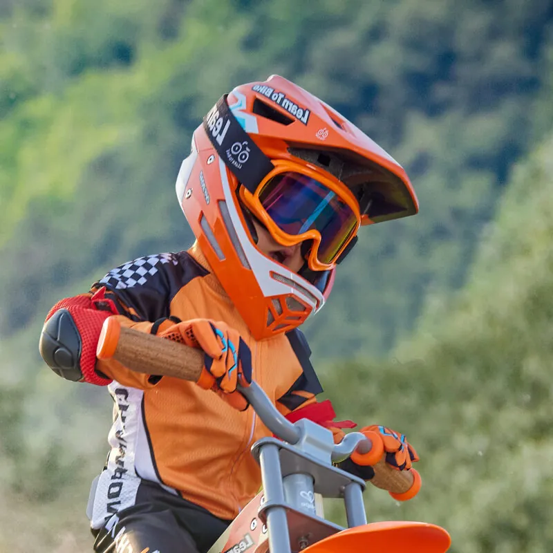 Un limitator de directie ii ajuta pe copii sa controleze bicicleta mai usor. De asemenea