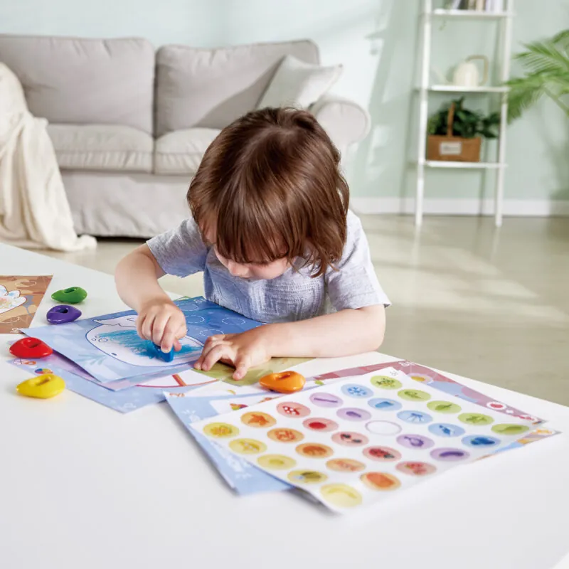 Activitatile in stil Montessori si culorile stralucitoare vor ajuta copilul sa invete sa se exprime prin arte creative. Prin jocurile de potrivire si folosind paginile de activitate