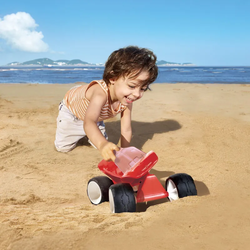 Este mai mult decat o zi pe plaja sau o dupa-amiaza in groapa de nisip sau construirea de castele cu nisip. Jucaria pentru copii Dune Buggy de la Hape il va inspira pe micutul tau sa-si exploreze peisajele nisipoase.