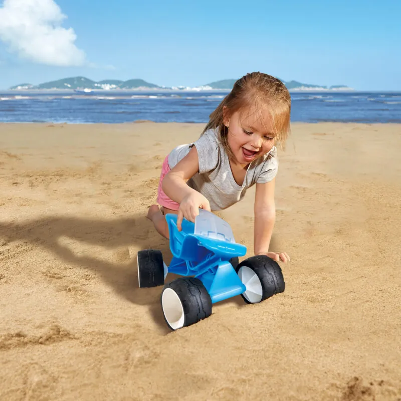 Este mai mult decat o zi pe plaja sau o dupa-amiaza in groapa de nisip sau construirea de castele cu nisip. Jucaria pentru copii Dune Buggy de la Hape il va inspira pe micutul tau sa-si exploreze peisajele nisipoase.