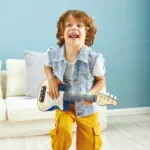 Jucarie din lemn - Instrument Ukulele (chitara) albastru - invata sa canti cu lumini - Instrumente muzicale Hape 4