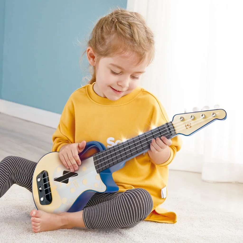 Jucarie din lemn - Instrument Ukulele (chitara) albastru - invata sa canti cu lumini - Instrumente muzicale Hape 5