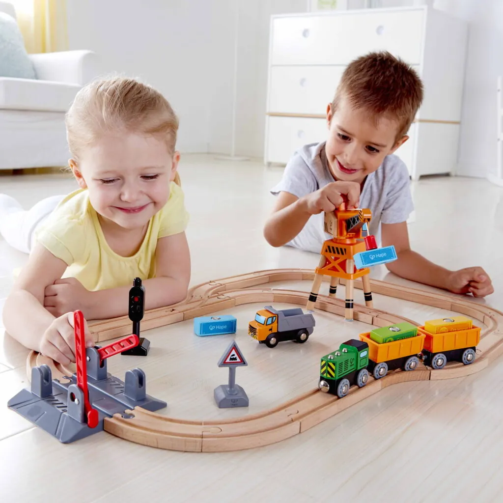 Jucarie din lemn - Set tren de marfa cu macara (34 piese) - Jucarii trenuri si accesorii Hape 2