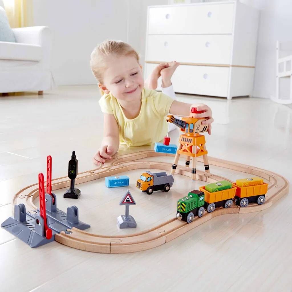 Jucarie din lemn - Set tren de marfa cu macara (34 piese) - Jucarii trenuri si accesorii Hape 5