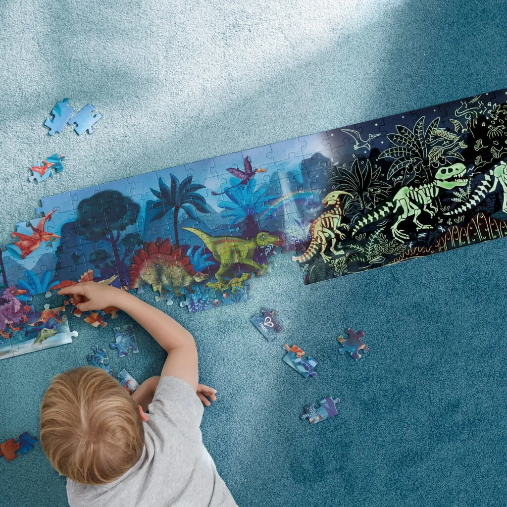 Puzzle pentru copii flourescent cu Dinozauri (200 piese